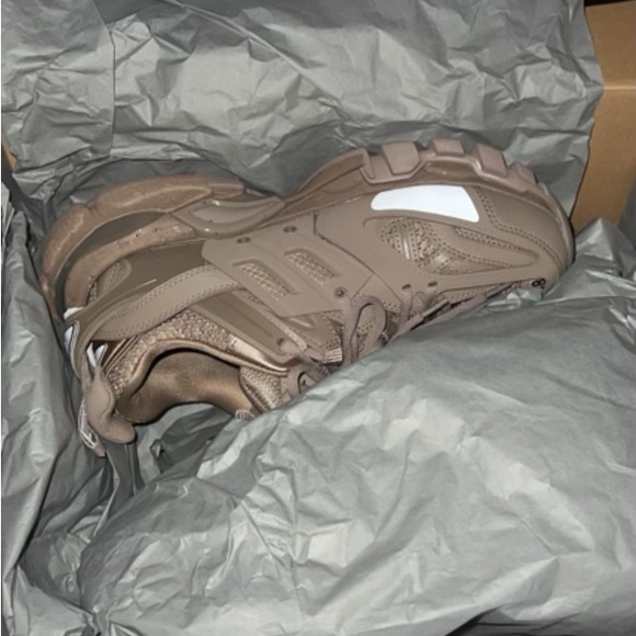 Balenciaga’s sneakers worn once still in original box with receipt - Picture 3 of 6